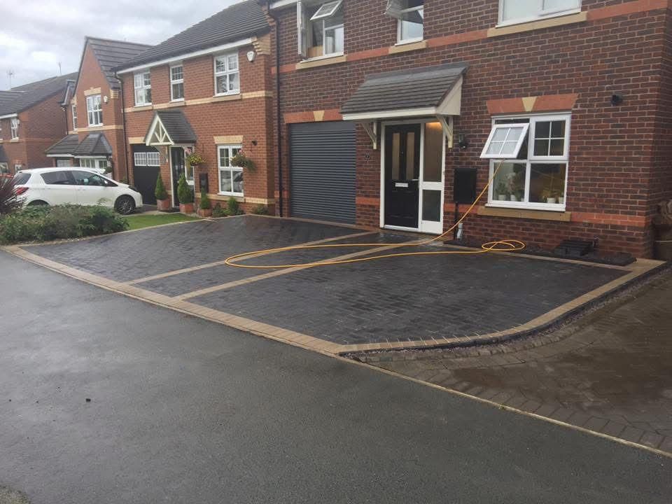 Resin paving with edging