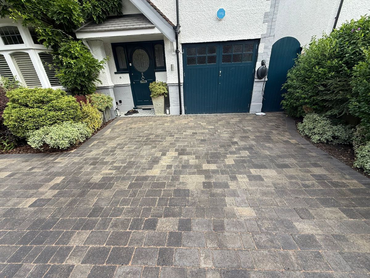Resin paving with edging